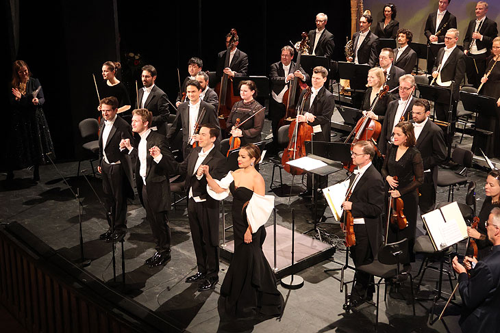 Stollenverkauf: Jeannette Graf beim 28. BMW Advents- Benefizkonzertim Cuvilli&eacute;theater am 6.12.2023 (&copy;Foto: Martin Schmitz)